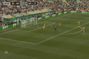 墨西哥2-0领先十人南非！35岁希门尼斯头球破门，随后激动落泪