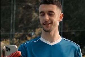 世体：霍安·加西亚出演蜘蛛侠电影广告，戴蜘蛛标志手套做出扑救