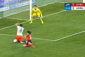 马德鲁加禁区倒地主裁回看VAR判点，泽卡点射泰山2-0领先铁人