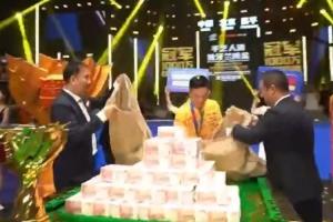 名场面独牙中式九球总决赛，冠军选手用麻袋将1000万奖金装走