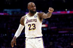 Lowe：詹姆斯都41.5岁了 居然还能霸榜NBA推特圈 这生涯绝了