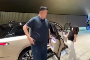 这车空间挺大！蔚来创始人李斌与姚明抵达球馆观看CBA总决赛