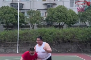 震撼身高差！和nba球星拍照，这封面挺难截的！